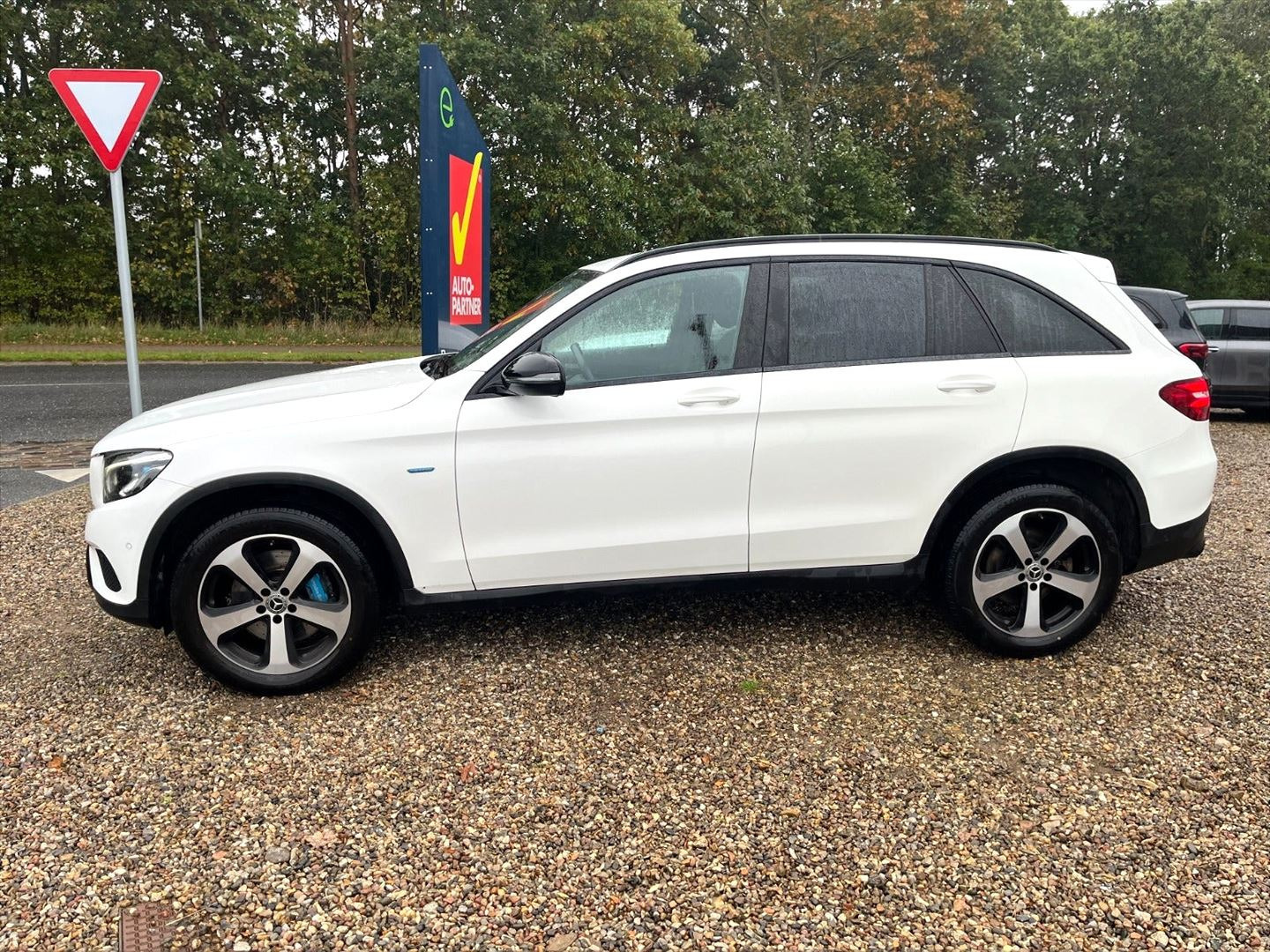 Hvid Mercedes GLC350 e fra 2017