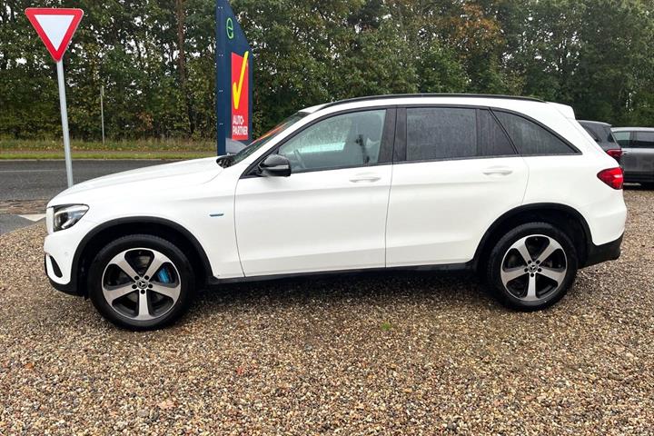 Hvid Mercedes GLC350 e fra 2017