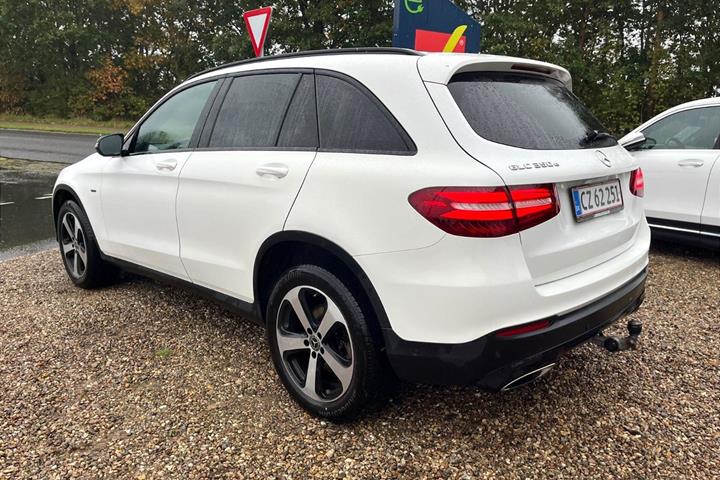 Hvid Mercedes GLC350 e fra 2017