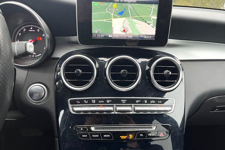 Hvid Mercedes GLC350 e fra 2017