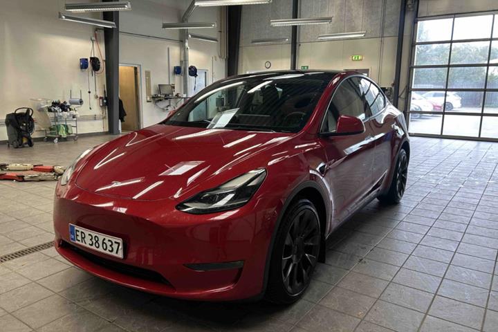 Rød Tesla Model Y fra 2021 set udefra