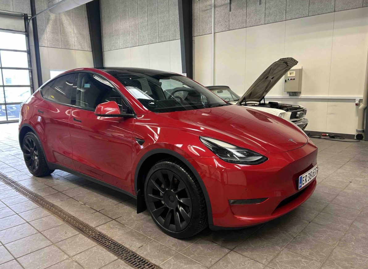 Rød Tesla Model Y fra 2021