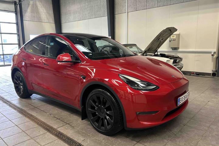 Rød Tesla Model Y fra 2021