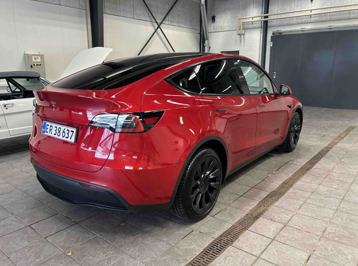 Rød Tesla Model Y fra 2021