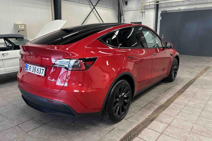 Rød Tesla Model Y fra 2021