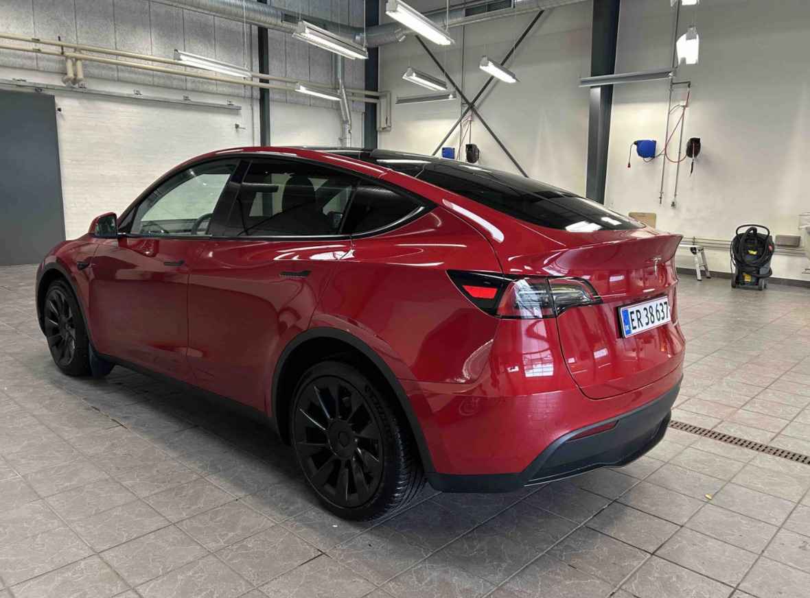 Rød Tesla Model Y fra 2021