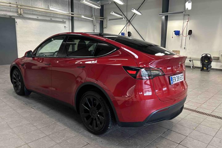 Rød Tesla Model Y fra 2021