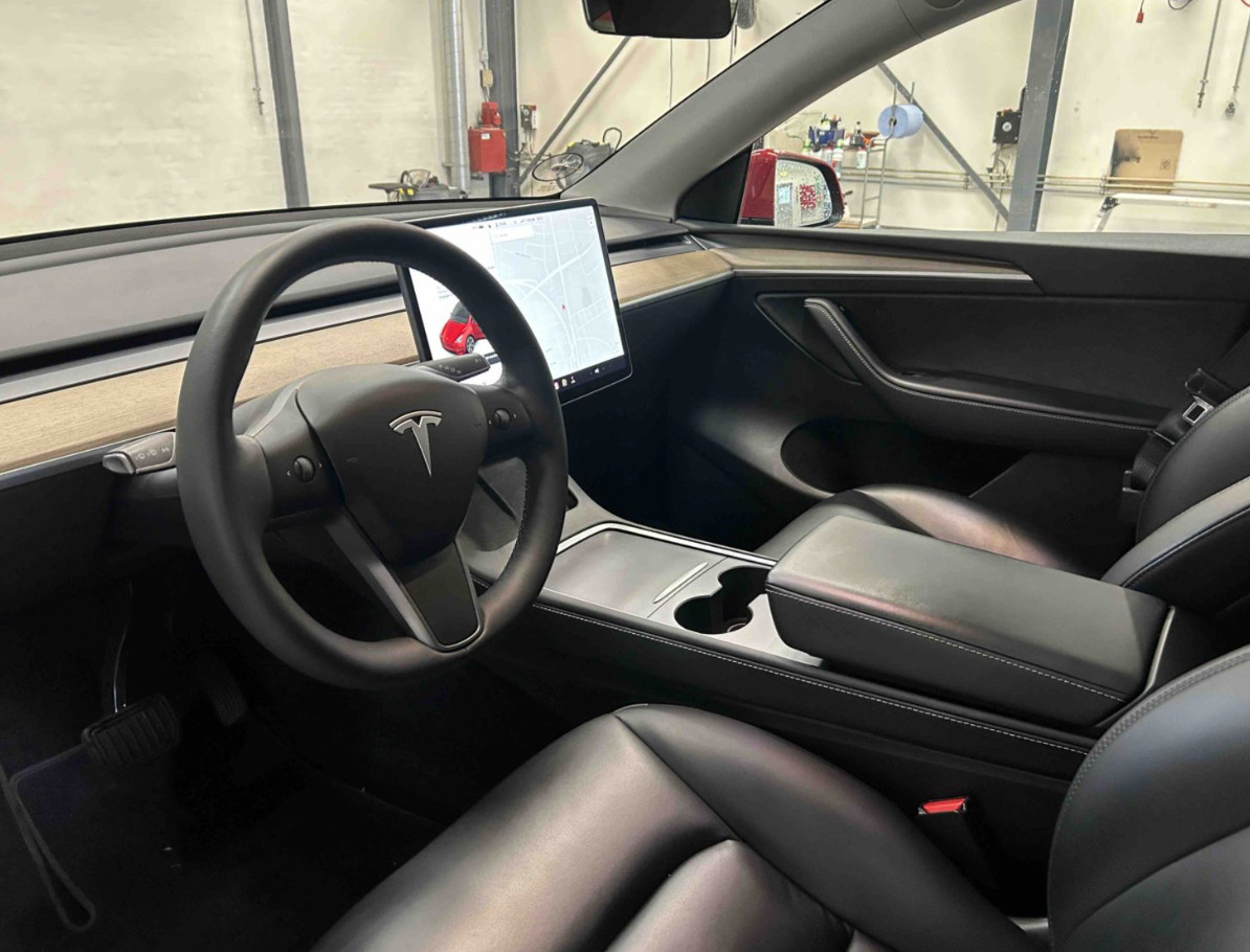 Rød Tesla Model Y fra 2021