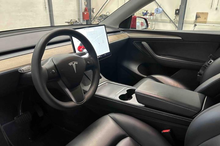 Rød Tesla Model Y fra 2021