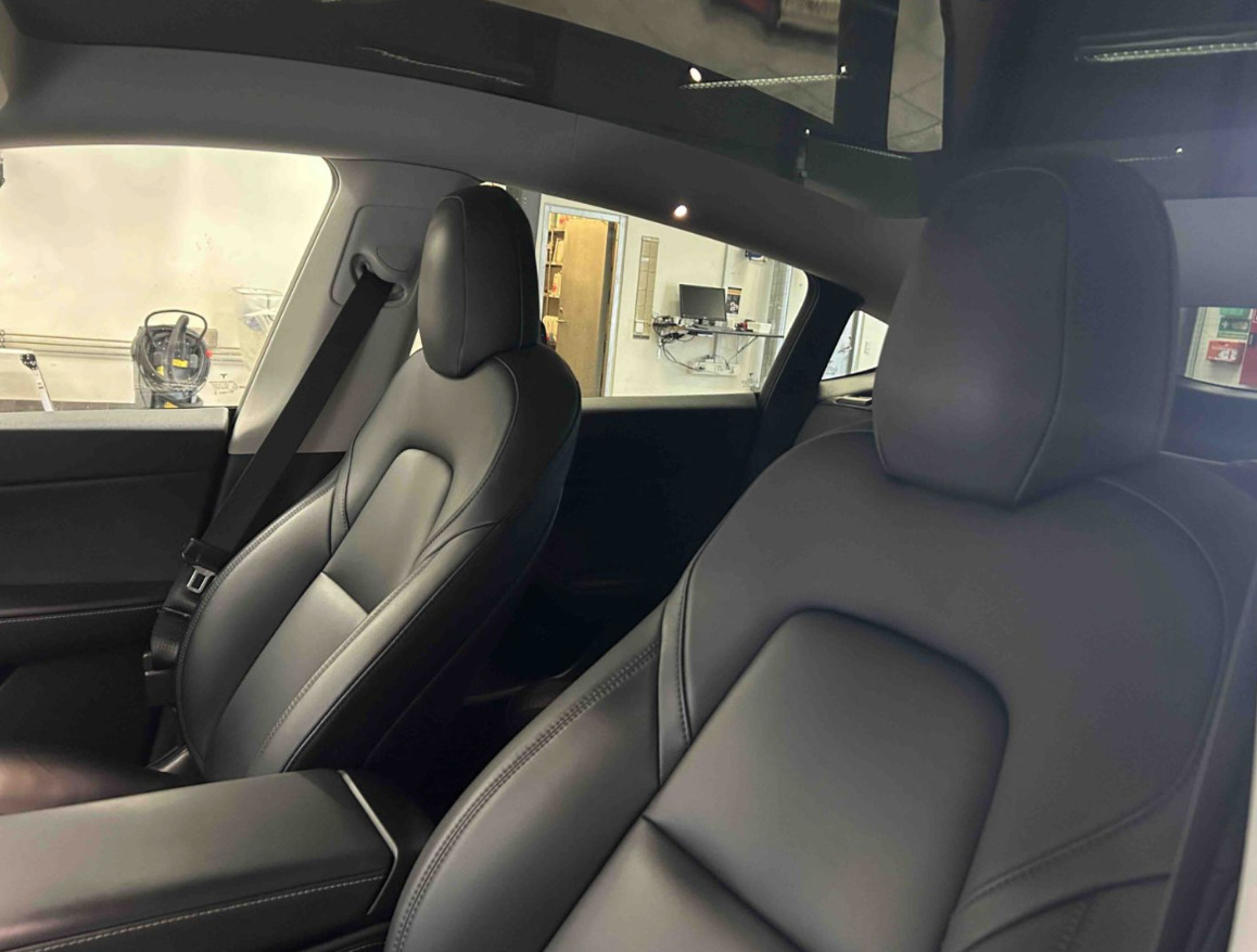 Rød Tesla Model Y fra 2021