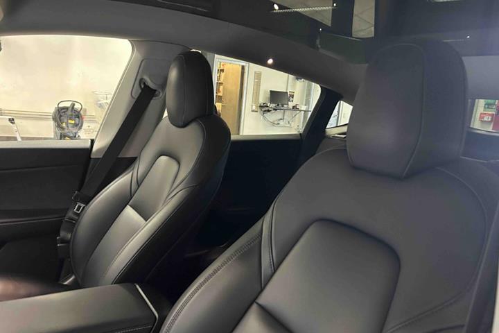 Rød Tesla Model Y fra 2021