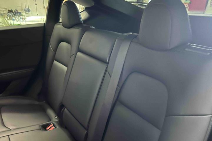Rød Tesla Model Y fra 2021