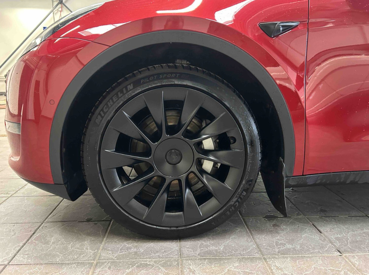 Rød Tesla Model Y fra 2021