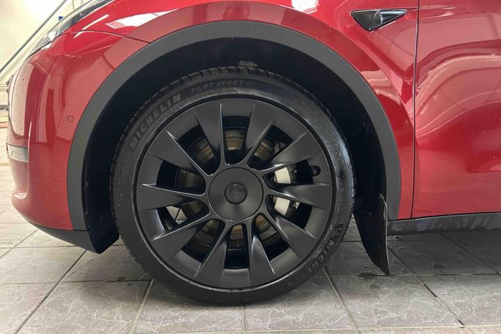 Rød Tesla Model Y fra 2021