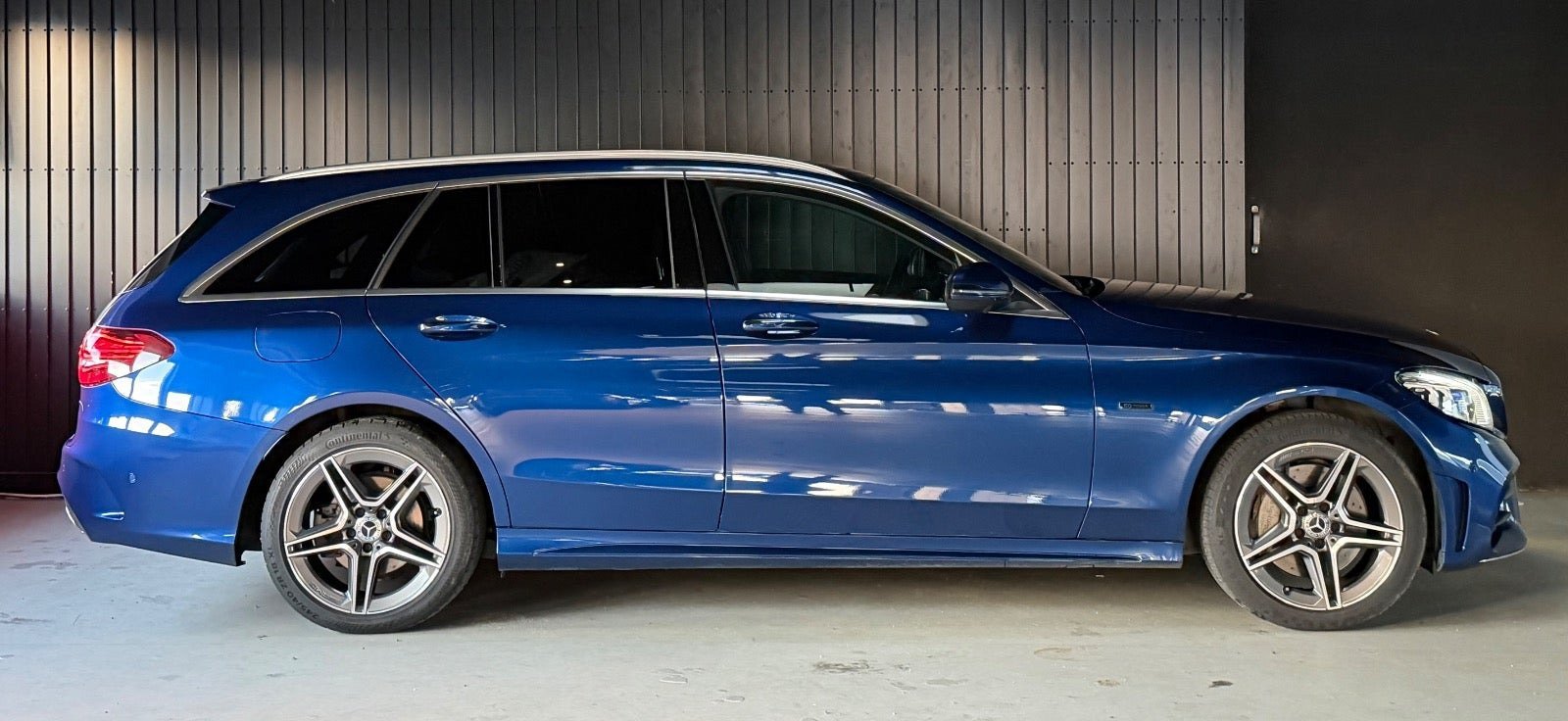Blå Mercedes C300 de fra 2020