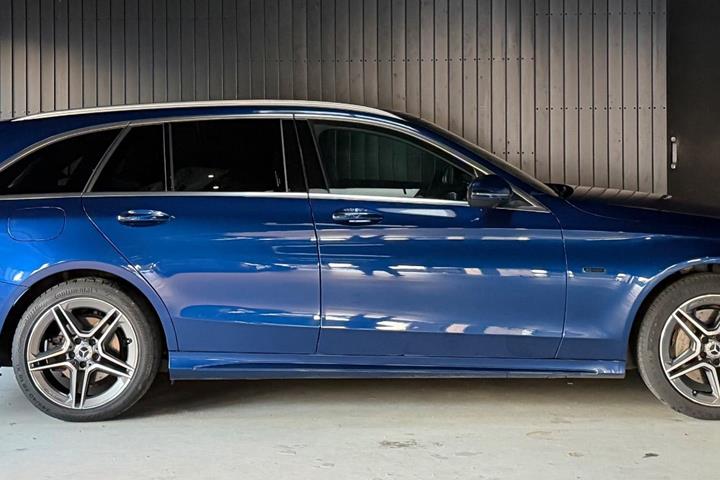 Blå Mercedes C300 de fra 2020