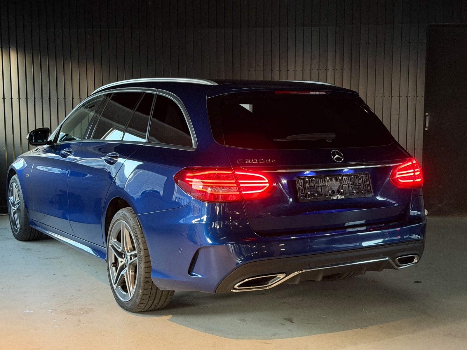Blå Mercedes C300 de fra 2020