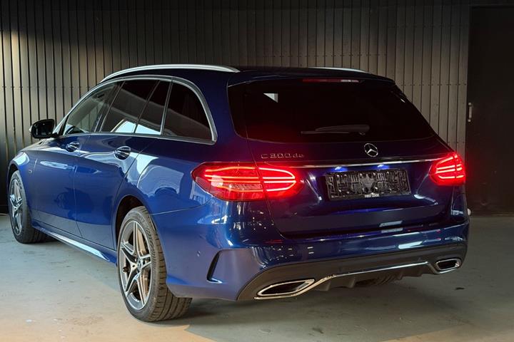 Blå Mercedes C300 de fra 2020