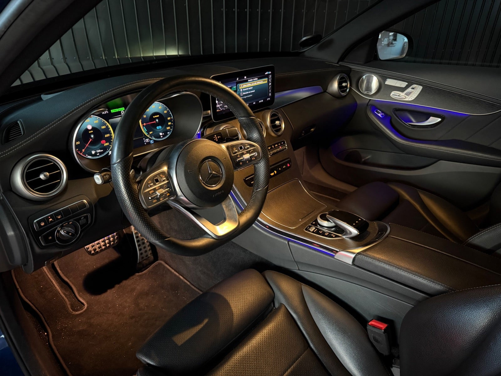 Blå Mercedes C300 de fra 2020