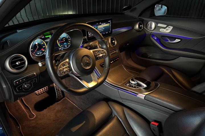Blå Mercedes C300 de fra 2020