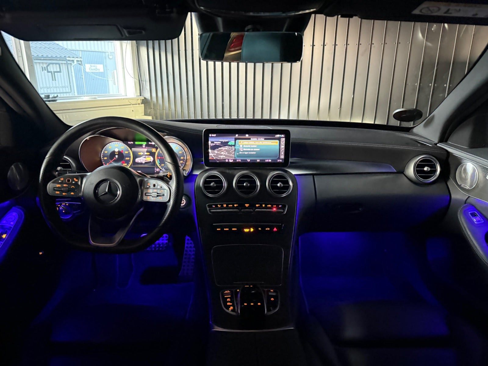 Blå Mercedes C300 de fra 2020