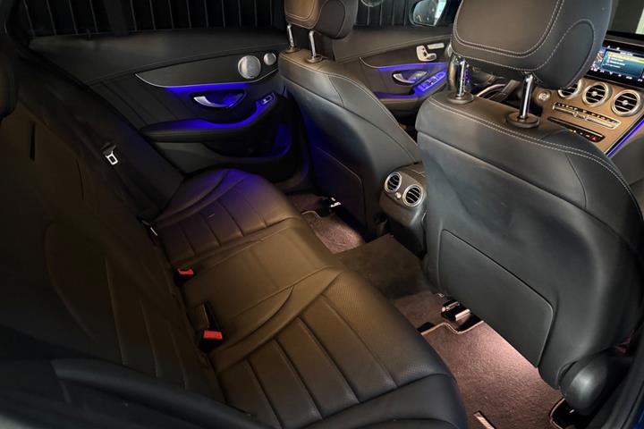 Blå Mercedes C300 de fra 2020