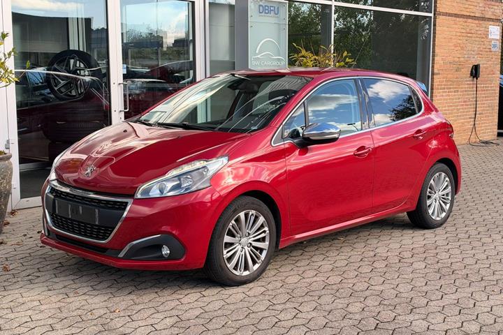 Rød Peugeot 208 fra 2016