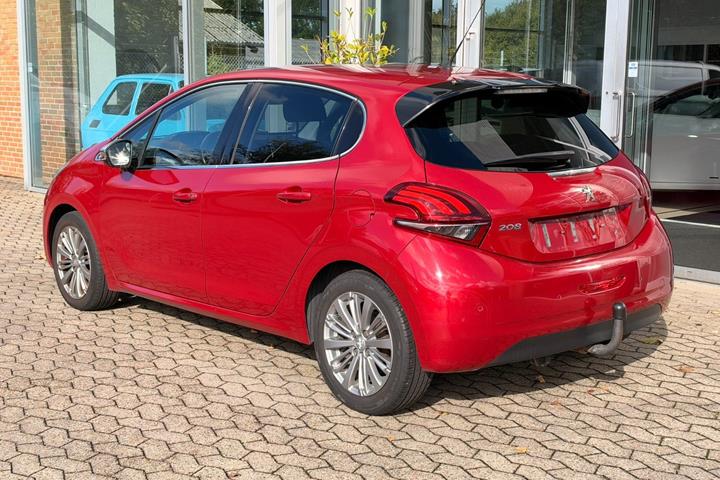 Rød Peugeot 208 fra 2016