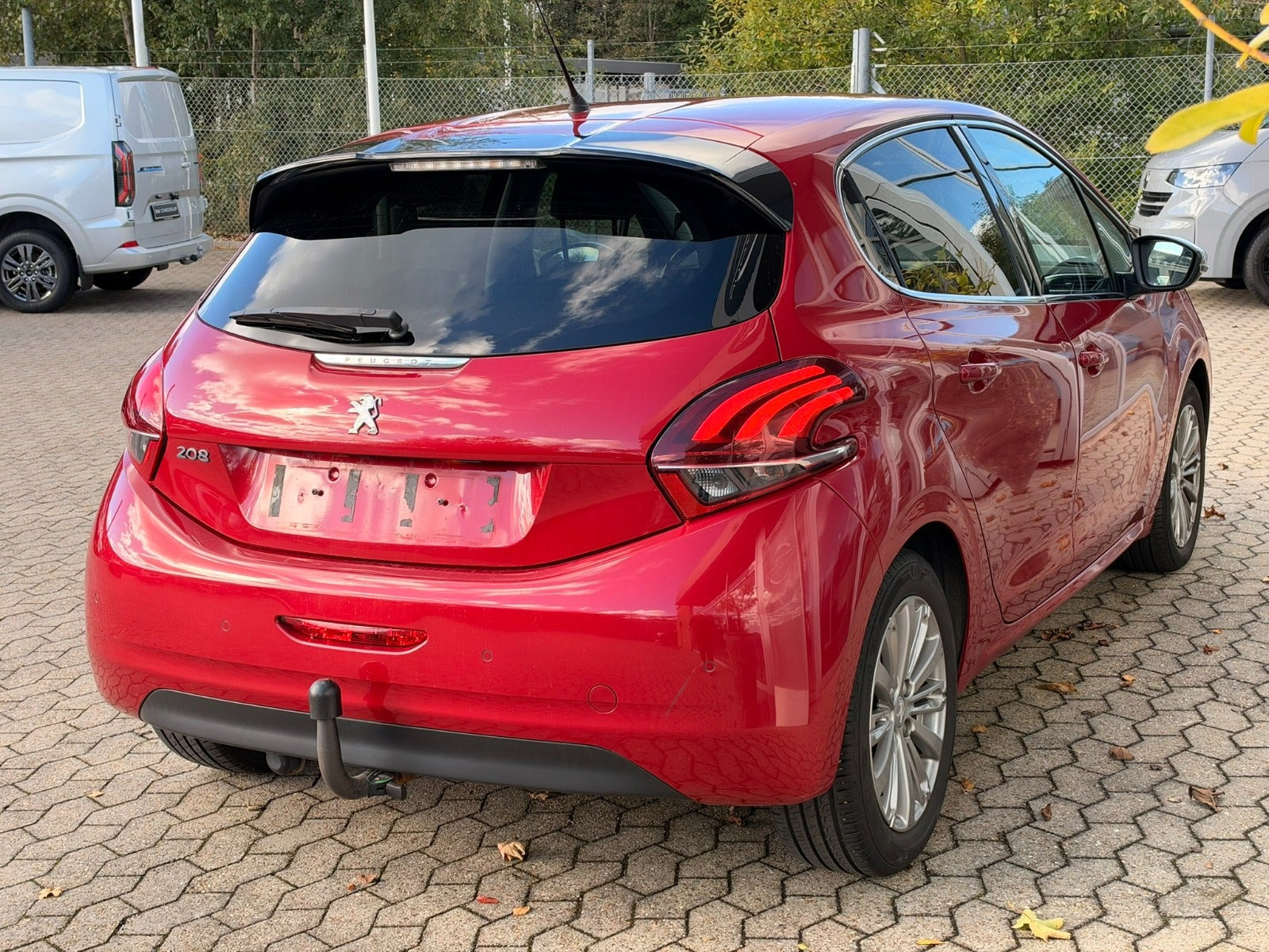 Rød Peugeot 208 fra 2016