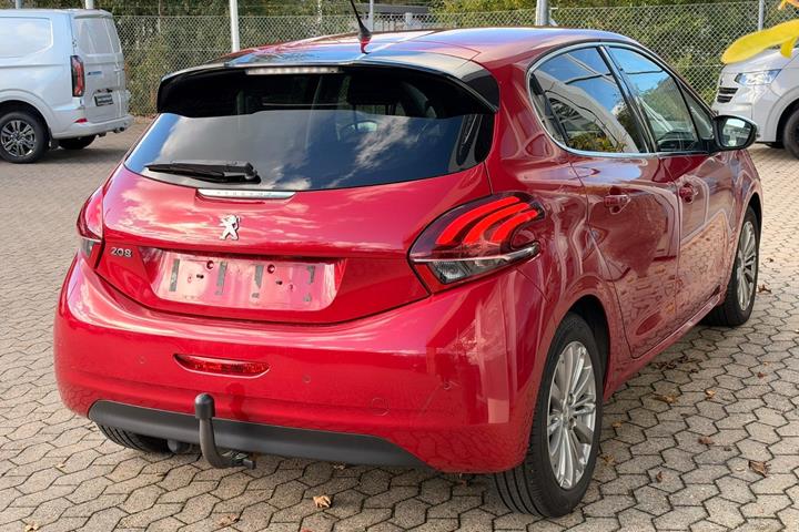 Rød Peugeot 208 fra 2016