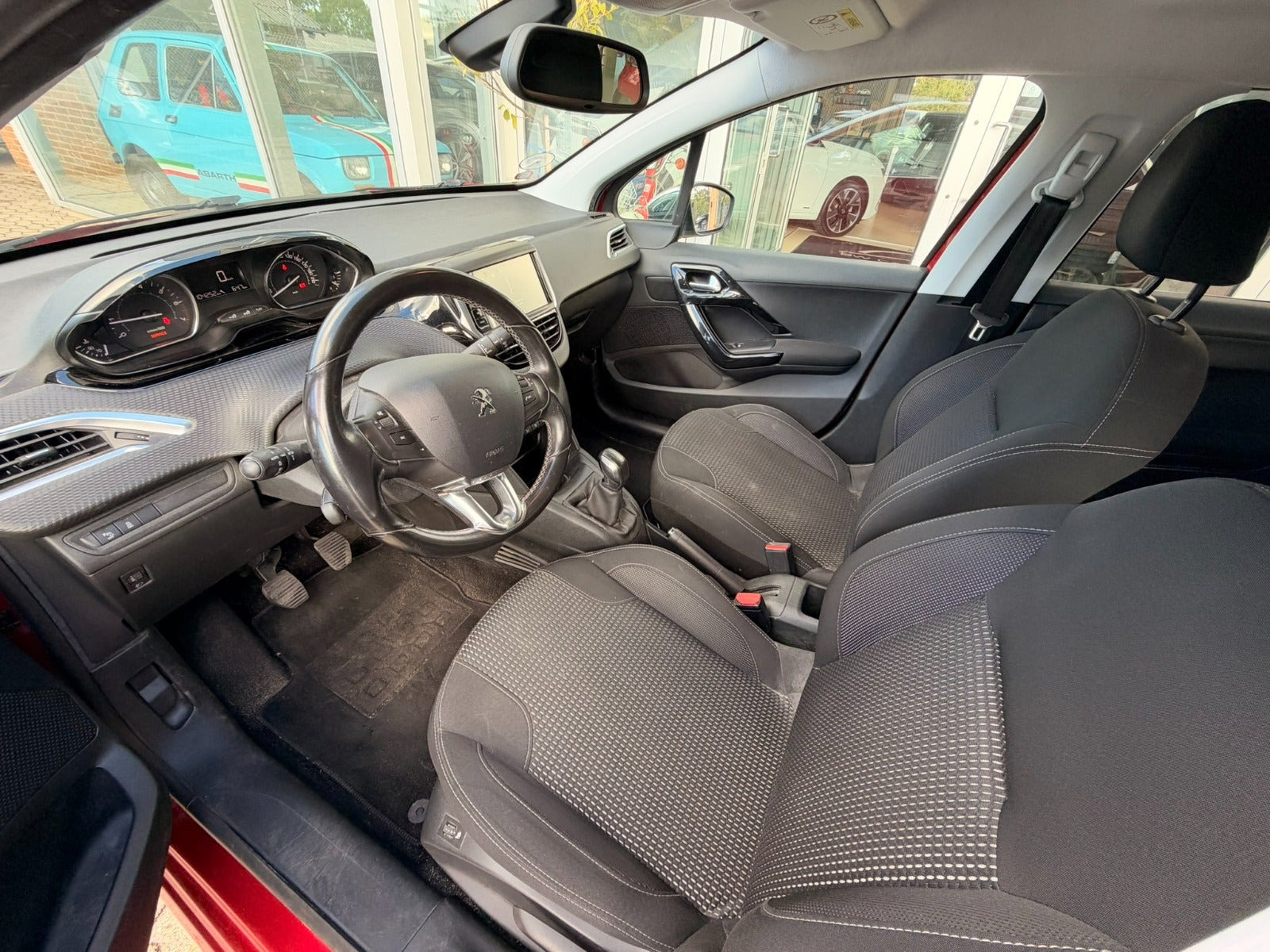 Rød Peugeot 208 fra 2016