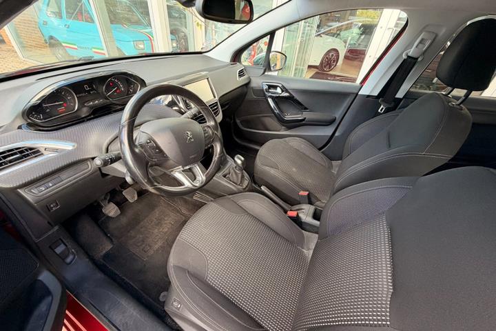 Rød Peugeot 208 fra 2016