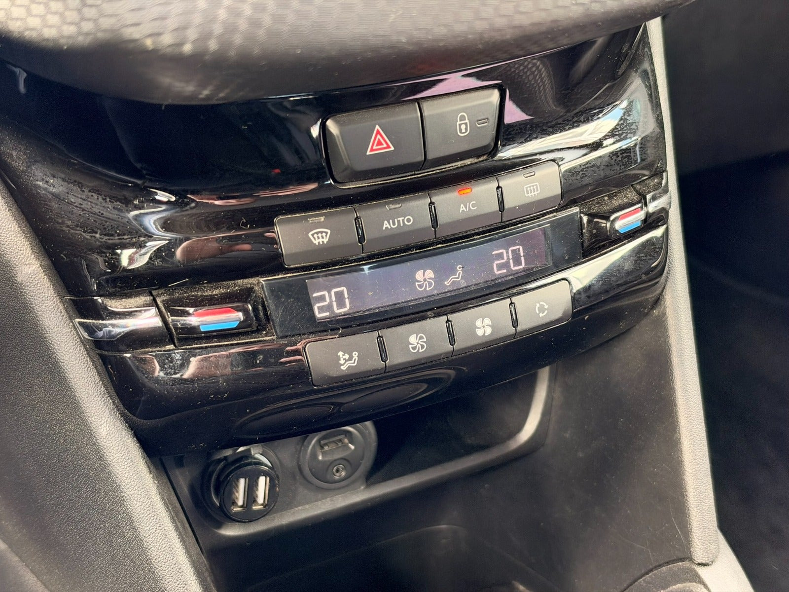Rød Peugeot 208 fra 2016