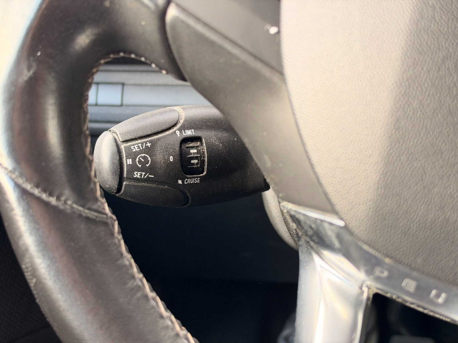 Rød Peugeot 208 fra 2016
