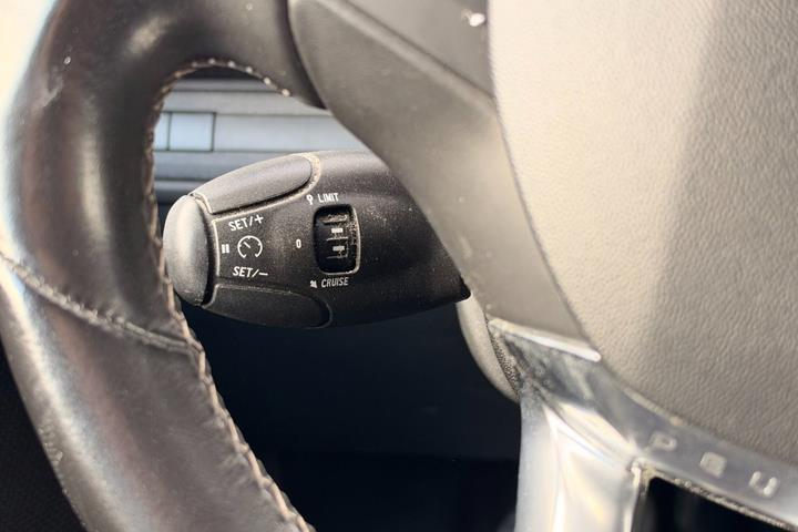 Rød Peugeot 208 fra 2016
