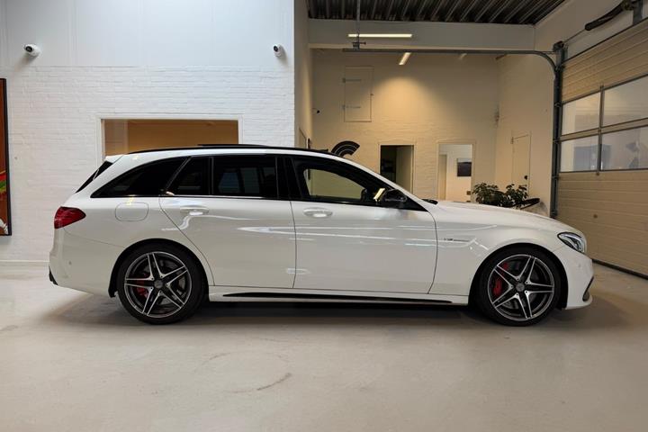 Hvid Mercedes C63 fra 2017