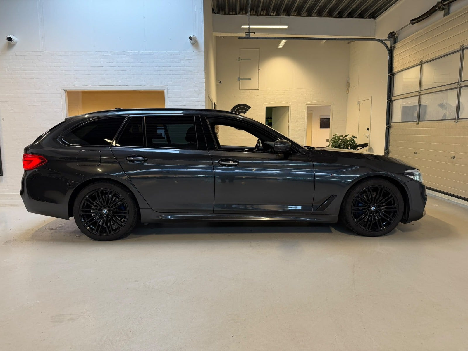 Grå BMW 530d fra 2018