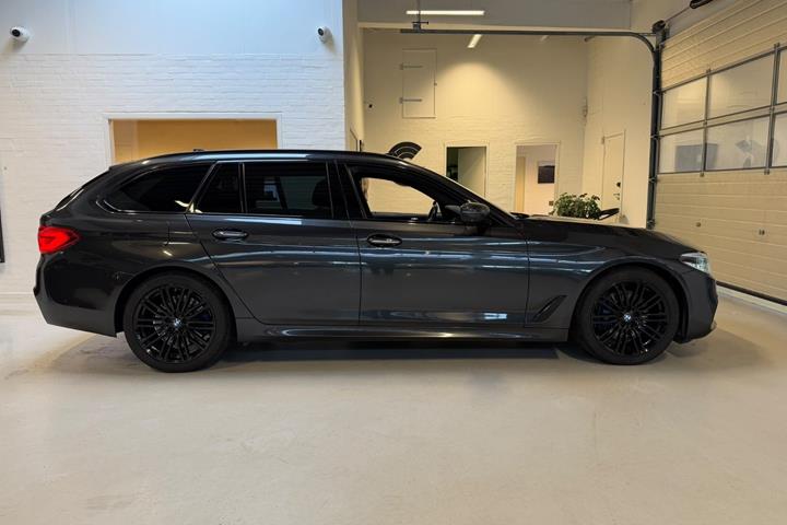 Grå BMW 530d fra 2018
