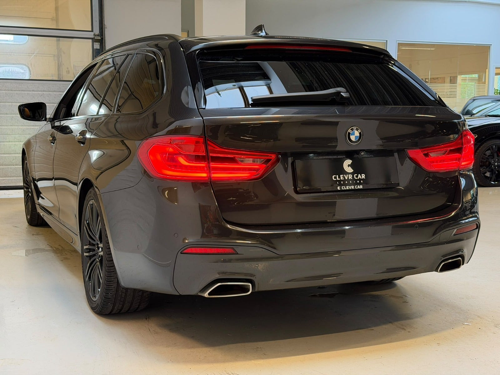 Grå BMW 530d fra 2018