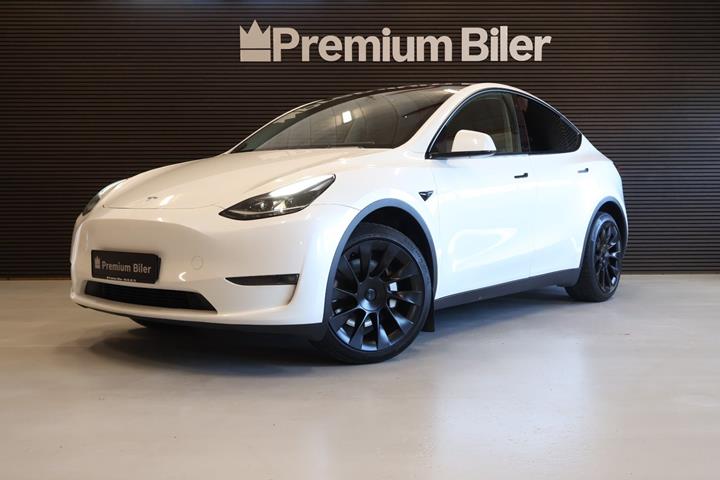 Hvid Tesla Model Y fra 2023 set udefra
