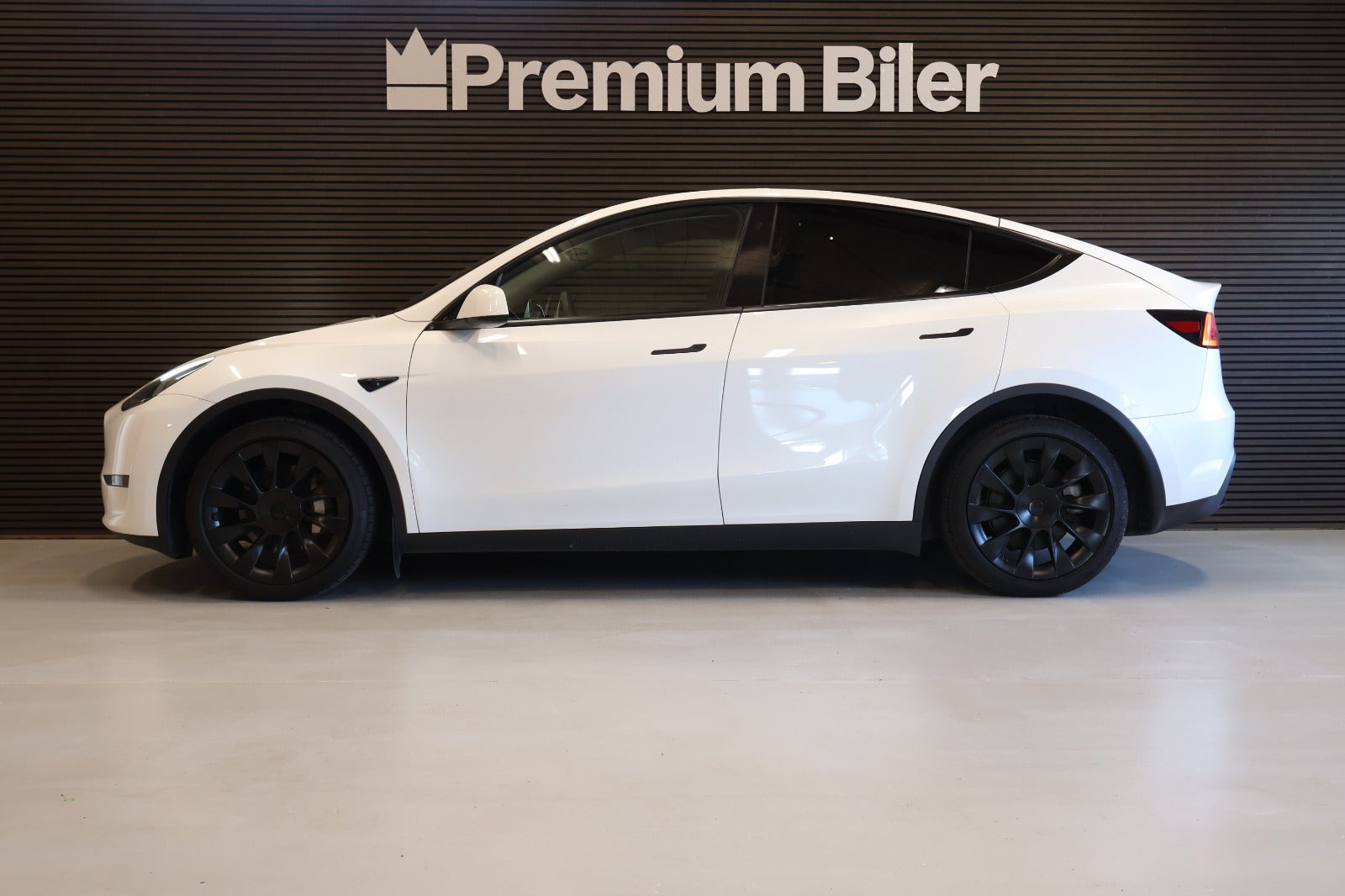 Hvid Tesla Model Y fra 2023