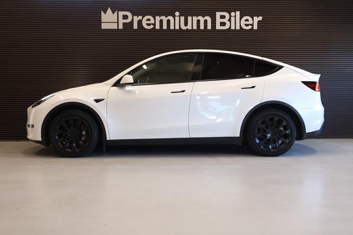 Hvid Tesla Model Y fra 2023