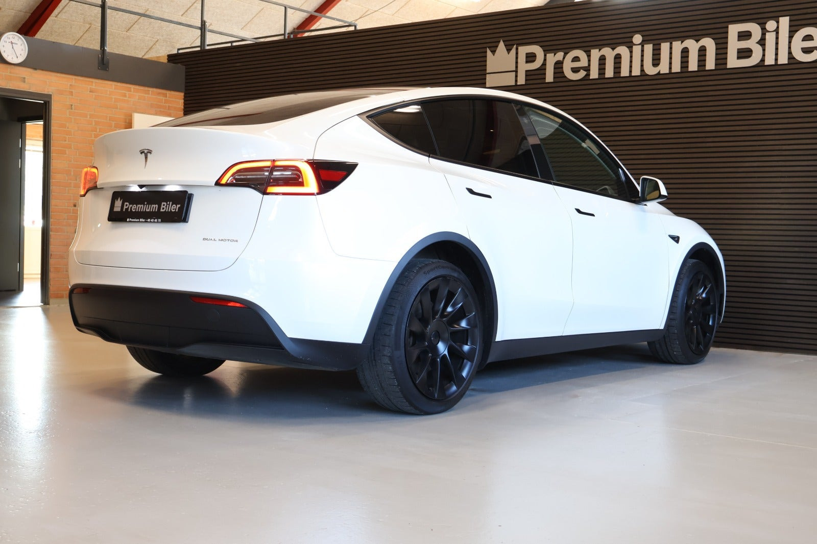 Hvid Tesla Model Y fra 2023