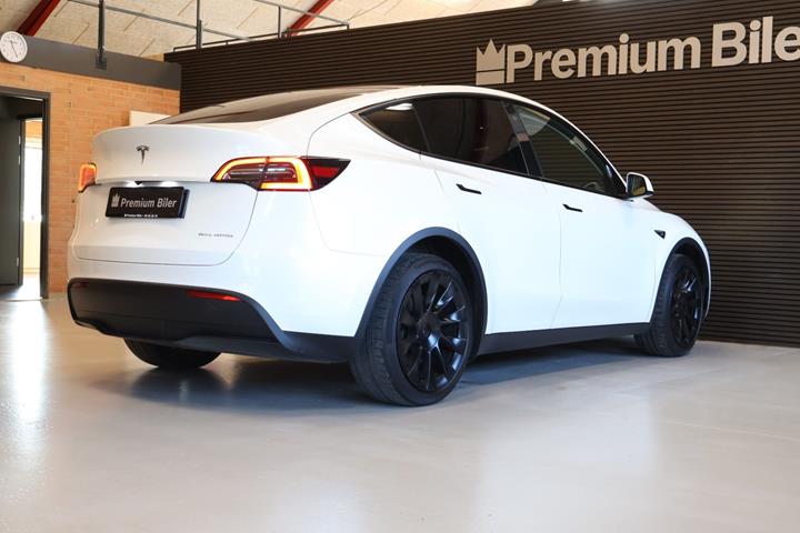 Hvid Tesla Model Y fra 2023