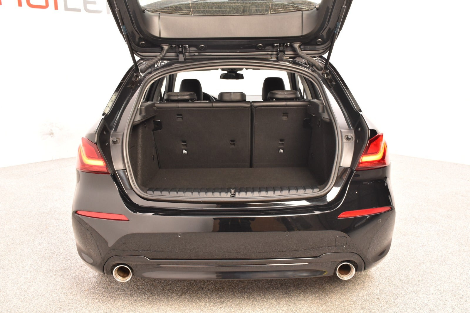 Sort BMW 118d fra 2020