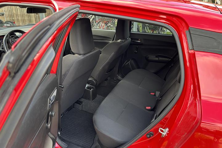 Rød Suzuki Swift fra 2021