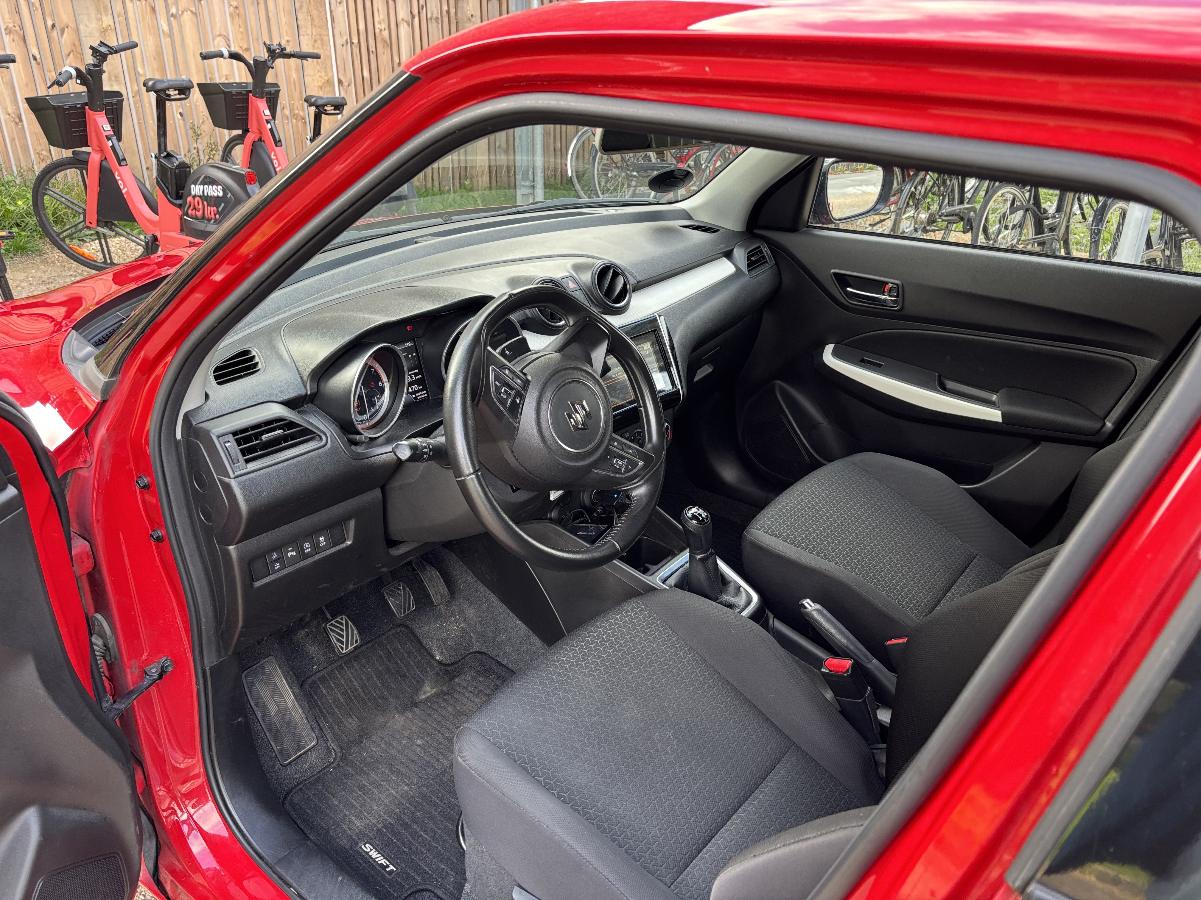 Rød Suzuki Swift fra 2021