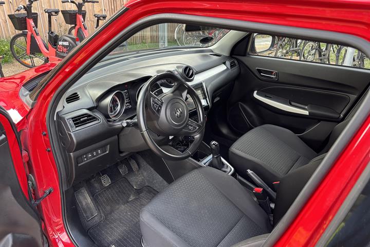 Rød Suzuki Swift fra 2021