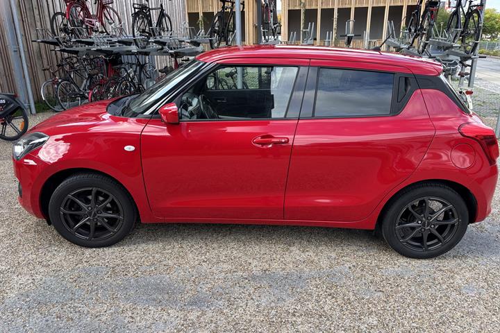 Rød Suzuki Swift fra 2021