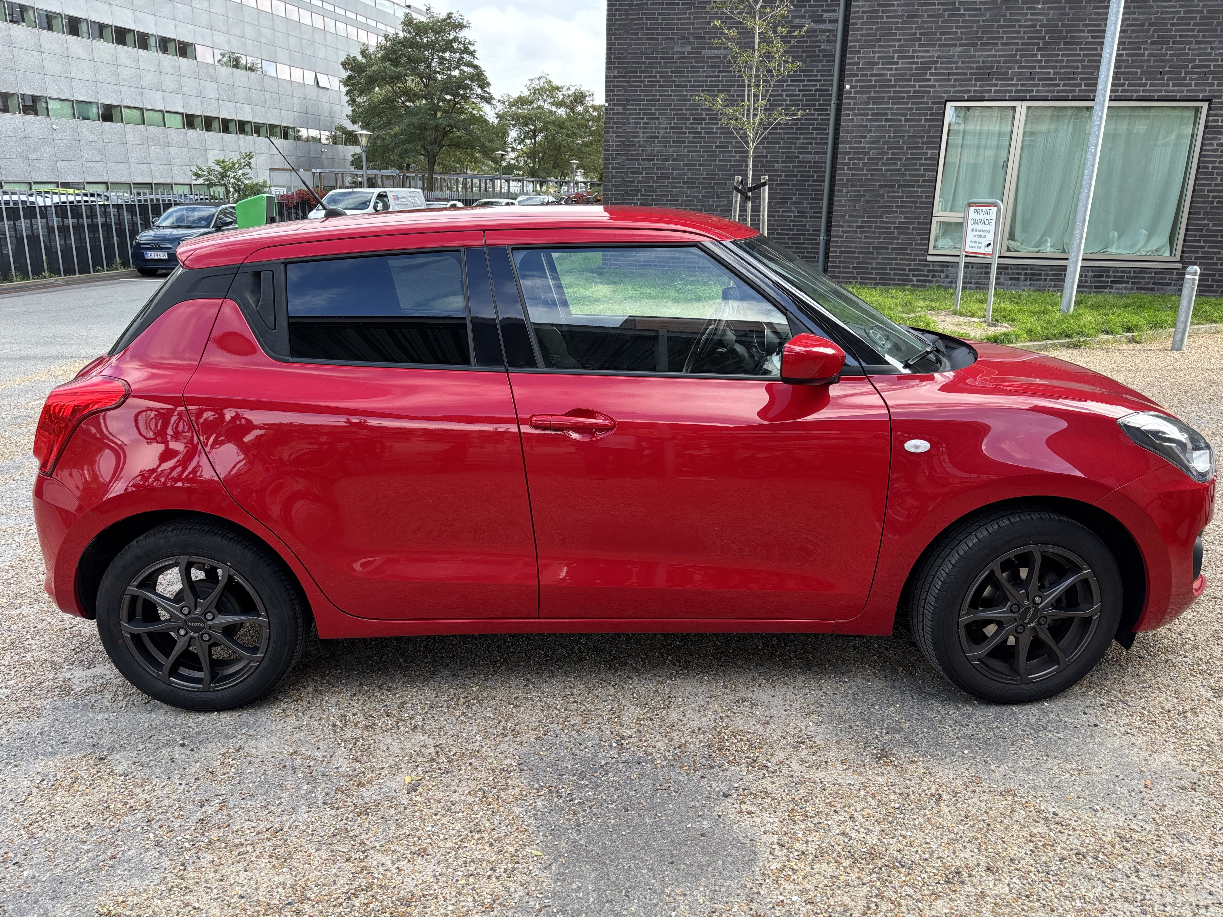 Rød Suzuki Swift fra 2021